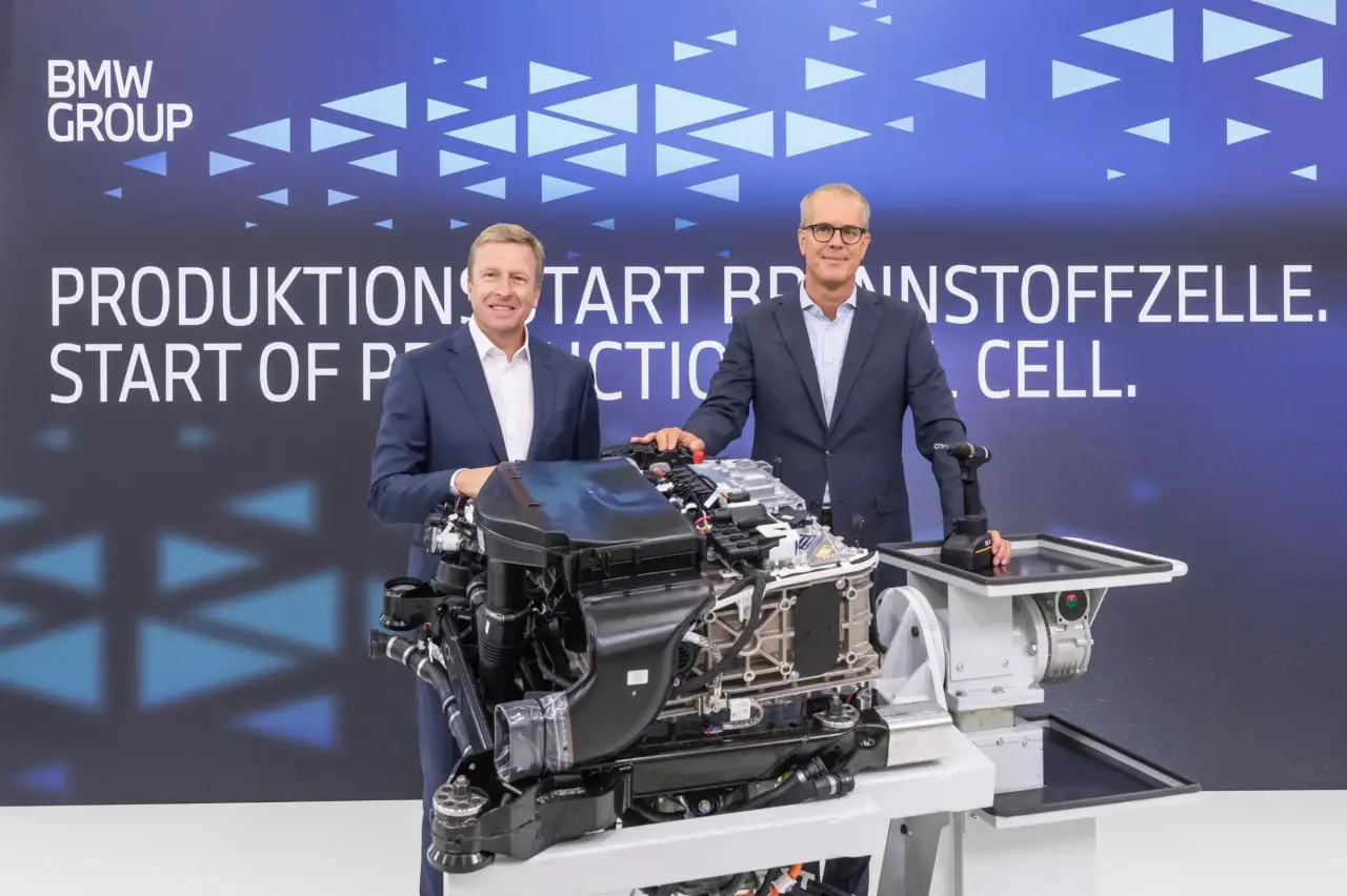 BMW Group commences in-house production of fuel cells for BMW iX5 Hydrogen in Munich. img#1